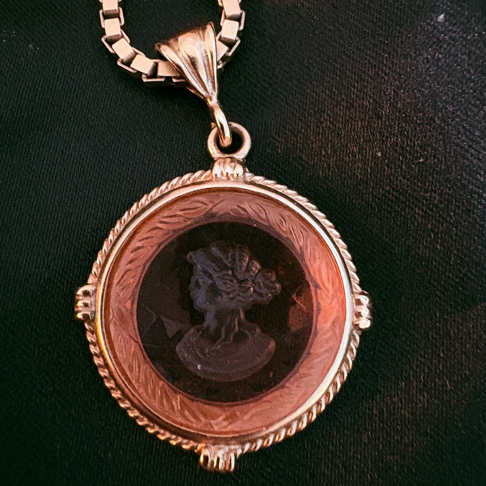 Vintage Gold Tone Cameo Pendant Necklace | Classical Profile Statement